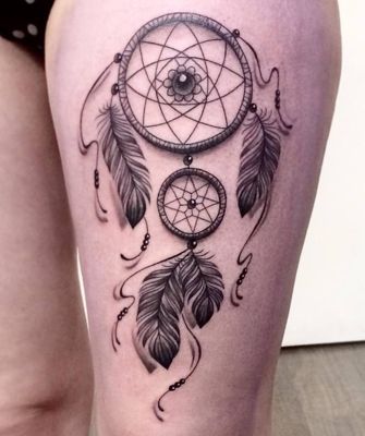  Tatouage attrape rêve en noir et gris sur le haut de la cuisse